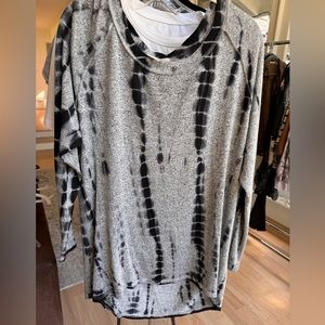Black and gray print light sweater knit top